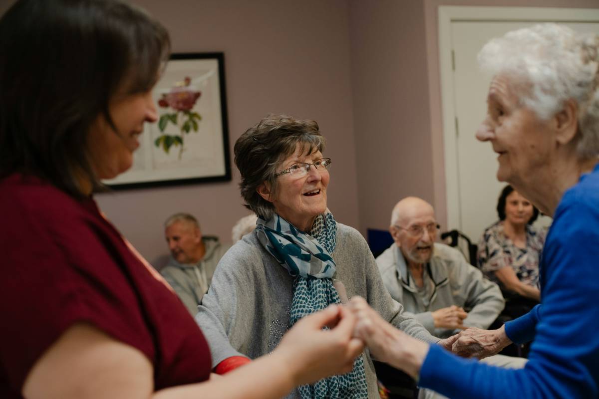 senior independent living communities las vegas with residents enjoying outdoor courtyard
